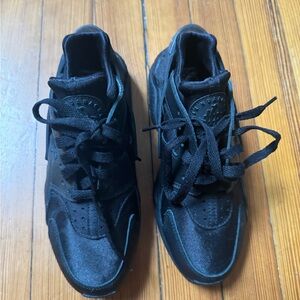 LN Black Nike Huaraches Size 7.5 Women’s